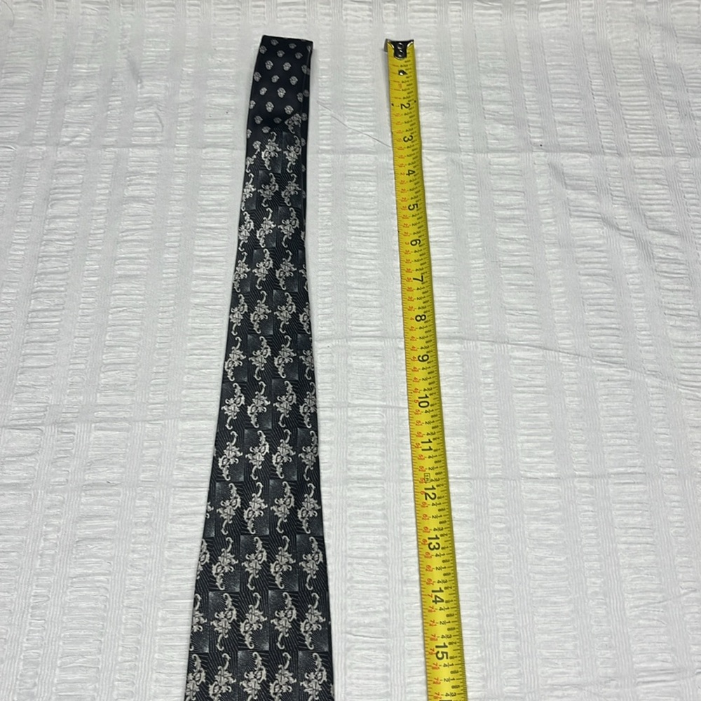 Versace Men's Tie.
Dual pattern and gorgeous black/gray/white. - Picture 5 of 8
